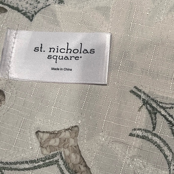 NWOT Set of 6 | st. nicholas Poinsettia Cut Out Placements | Beautiful Details - Picture 3 of 5